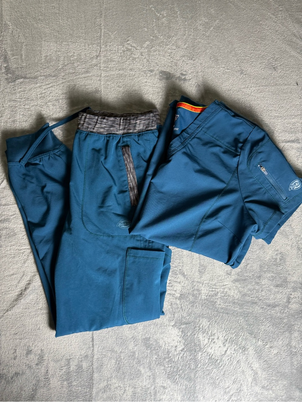 Dickies Women’s Caribbean Blue Scrub Set Top & Pants Top-Medium Pants- Small